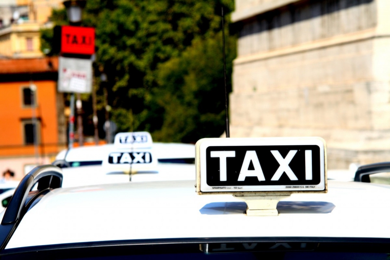 taxis-GREOLIERES-min_taxi_auto_rome_road_white-1051610